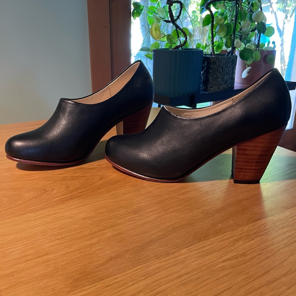 Nisolo Black Leather Stack Heel